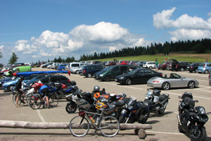 Autos und Motorräder auf dem Parkplatz am Kandelgipfel