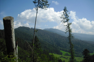 Ansicht mit Wolken hinter Bergrücken